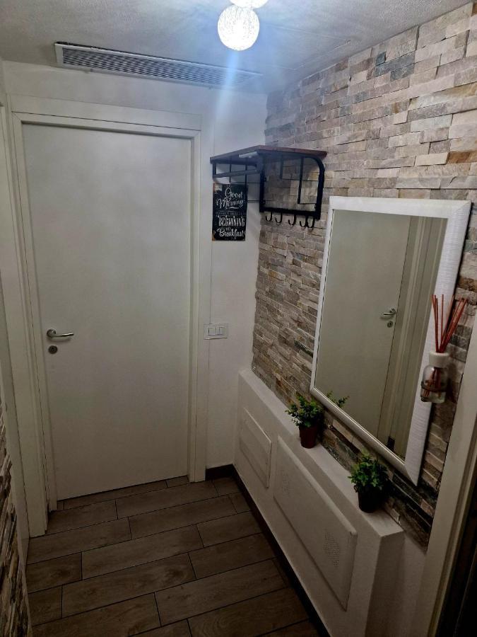 Varese Prime - Large Independent Apartment, Air Conditioning, 2 Bathrooms, 2 Free Covered Parking Spaces, No Restricted Traffic Zone, Train Station 100M, Theatre 150M, Historic City Centre Kültér fotó